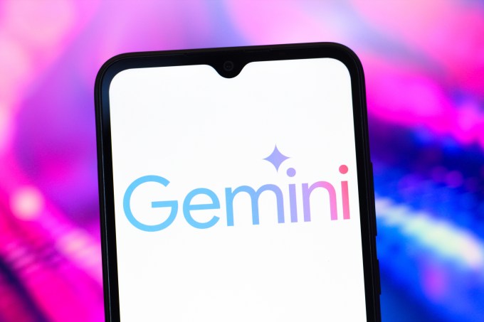 آرم Google Gemini AI در صفحه تلفن هوشمند نمایش داده می شود.