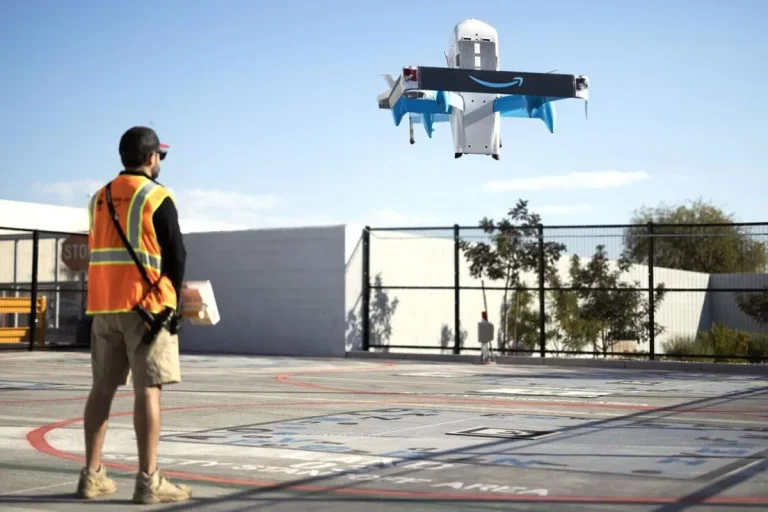 پهپادهای آمازون حالا مجاز به تحویل آیفون و ایرپاد در آمریکا هستند