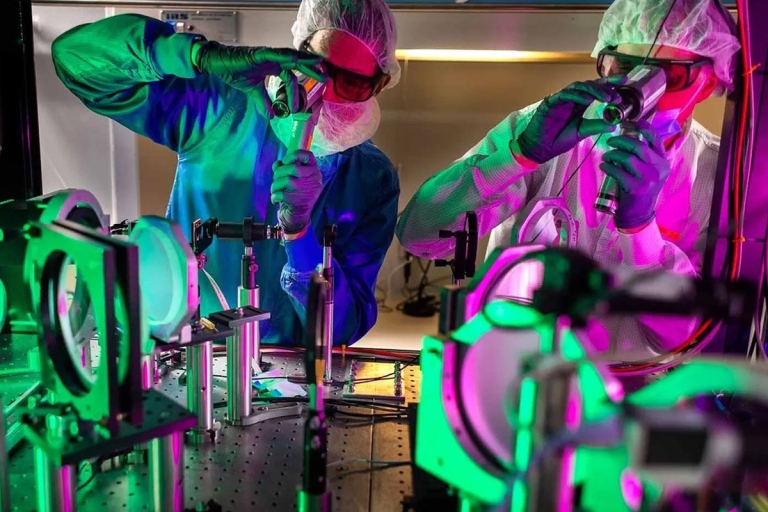 آمریکا قوی‌ترین لیزر جهان را آزمایش کرد؛ 100 برابر پرتوان‌تر از برق کل زمین!